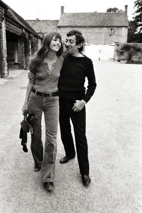 Jane Birkin and Serge Gainsbourg in Oxford, England, UK in 1969.  Photograph by Frank Habicht Jane Birken, Vestiti In Jeans, Jane Birkin Style, Francoise Hardy, Serge Gainsbourg, Charlotte Gainsbourg, Jane Birkin, Stil Inspiration, Mode Ootd