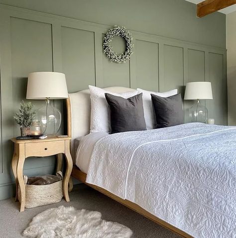 Green Bedroom Paint, Sage Green Bedroom Ideas, Green Bedroom Ideas, Green Accent Walls, Feature Wall Bedroom, Sage Green Bedroom, Bedroom Accent, Accent Wall Bedroom, Green Bedroom