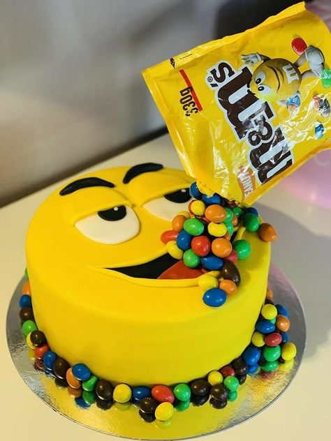 Cake lovers / Cake decorate Rodjendanske Torte, M&m Cake, Cake Designs For Kids, Cake Fails, Candy Birthday Cakes, 10 Birthday Cake, Gravity Cake, Funny Birthday Cakes, Candy Cakes