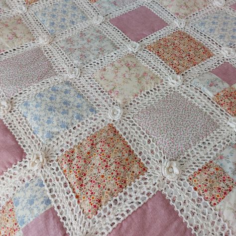 Free Pattern to make a gorgeous Cottagecore Fusion Quilt Fusion Quilt Pattern, Crochet And Fabric Quilt, Fusion Crochet Quilt, Crochet Fusion Quilt, Fusion Quilt Crochet, Quilt Cottagecore, Fusion Blanket, Crochet Quilt Tutorial, Cottagecore Quilt