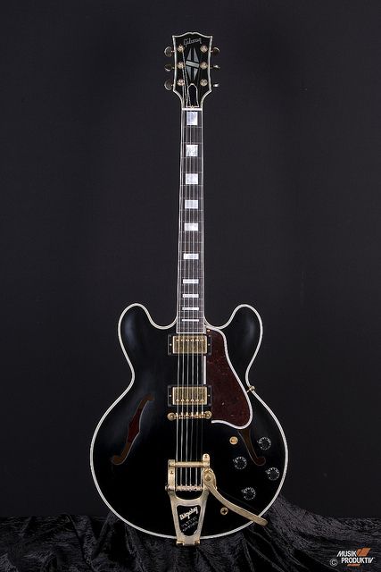 Gibson Custom Shop ES-355 Bigsby                                                                                                                                                                                 More Gibson Es, Guitar Photos, Custom Electric Guitars, Gibson Guitar, Archtop Guitar, Cool Electric Guitars, Gibson Custom Shop, Les Paul Custom, Gibson Guitars