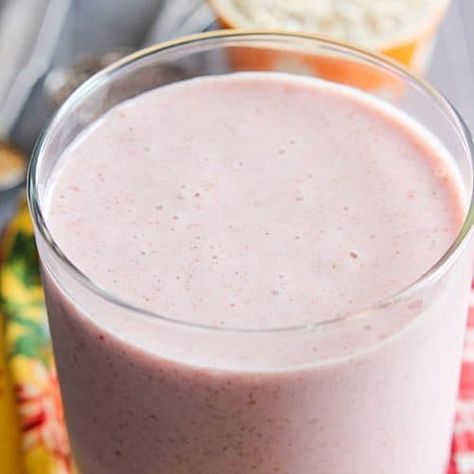 Strawberry Oatmeal Smoothie with Chia Seeds and Ground Flaxseed Smoothie Recipes Oatmeal, Strawberry Oatmeal Smoothie, Chia Seed Smoothie, Oatmeal Smoothie, Strawberry Oatmeal, Oatmeal Smoothie Recipes, Snack Prep, Yummy Smoothie Recipes, Raspberry Smoothie