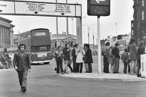 Candid photos of '70s Liverpool will transport you back in time - Liverpool Echo St Georges Hall, Liverpool City Centre, Liverpool History, Liverpool Home, Liverpool City, St Helens, Saint George, Bus Stop, Back In Time