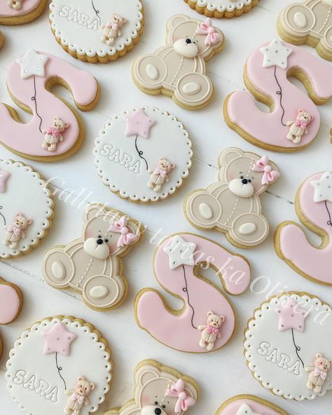 Bautizo de Sara! #bearcookies #teddybearcookies #galletasoso #babyshowercookies #babygirlcookies #pinkcookies #fancycookies #cookiesofinstagram #sugarart #cookieart #birthdaycookies #cookiesoftheday #customcookies #biscoitosdecorados #cookies #fondantcookies #galletasglaseadas #galletasdecoradas #decoratedcookies #decoratedsugarcookies #glasa #icingcookies #instacookies #bolachasdecoradas #sugarcookies #galletasytartaslaolivera First Steps Cookies Ideas, First Step Cookies, Baby Cake Design, Lolly Cake, Royal Iced Cookies, Fondant Cookies, Baby Cookies, Creative Cookies, Iced Cookies