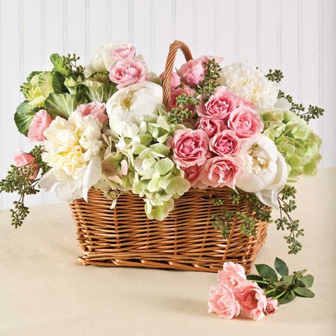 I love receiving beautiful flowers but I never quite knew how to arrange them...until now! Basket Arrangement, Basket Flower Arrangements, Săpunuri Handmade, Spring Flower Arrangements, Spring Floral Arrangements, Spring Centerpiece, Diy Arrangements, Floral Baskets, Silk Flower Arrangements