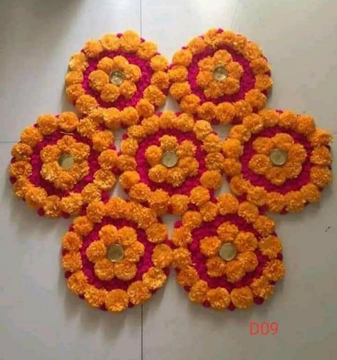 Handmade Rangoli, Simple Flower Rangoli, Diy Floral Decor, Rangoli Designs Simple Diwali, Diwali Decoration Items, Diwali Decorations At Home, Lights Wedding Decor, Diy Diwali Decorations, Rangoli Ideas