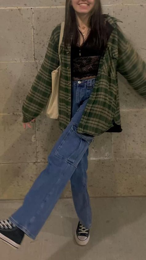 Green Flannel Outfit, Outfit Ideas Jeans, Look 80s, College Class, Class Outfit, Estilo Indie, Flannel Outfits, Green Flannel, Outfits With Converse