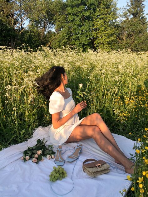 White Dress Photoshoot Photo Ideas, Summer Picnic Photoshoot, Insta Photo Ideas Summer, Picnic Photoshoot Ideas, Style Outfit Aesthetic, White Dress Aesthetic, Parisian Picnic, Parisian Style Outfit, Picnic Photo Shoot