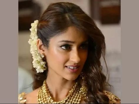 iDiva Side Parting Hairstyles Indian Wedding, Jasmine Flower Hairstyle, Bride Hair Down, Flowers In Your Hair, Half Updo Hairstyles, Side Swept Curls, Flower Braids, Side Part Hairstyles, Jasmine Flowers