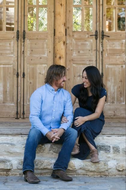 Joanna Gaines took to the Magnolia blog to reflect on her pregnancy and her 'Fixer Upper' journey just in time for tonight's finale. See Joanna's growing baby bump and find out what she had to say about the finale episode of her and Chip's HGTV show. Joanna Gaines Garden, Joanna Gaines Baby, Jo Gaines, Joanna Gaines Style, Chip And Jo, Hgtv Shows, Bump Photos, Cottage Garden Design, Cottage Garden Plants