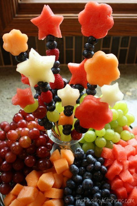 Via Two Healthy Kitchens Fruit Bouquets, Fruits Decoration, Kabob Skewers, Fruit Skewers, Fruit Displays, Fruit Kabobs, Dessert Aux Fruits, Fruit Party, Party Platters