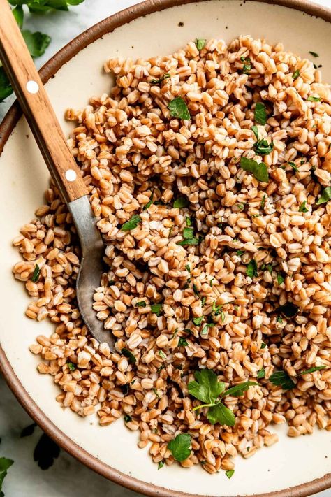 How to Cook Farro (Easy, Foolproof Method – 2 Minutes of Prep!) Healthy Grain Bowls, How To Cook Farro, Salads Healthy, Cozy Soups, Farro Recipes, Grain Bowls, Farro Salad, 3 Ingredient Recipes, Hearty Salads