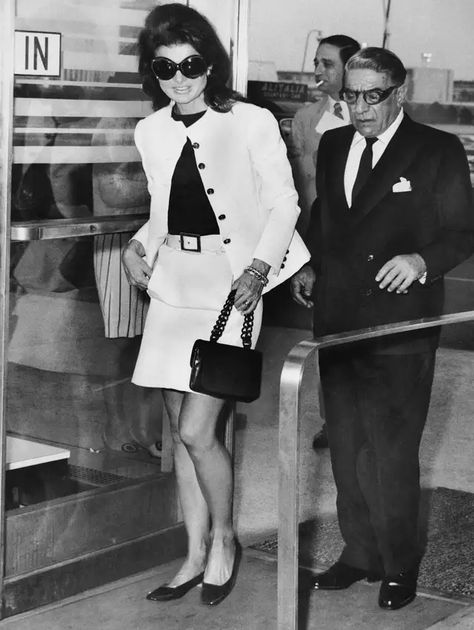 Jackie Onassis and Aristotle Onassis at Airport 60s Fashion Trends, 70s Fashion Disco, Jackie O's, Aristotle Onassis, Jackie O Style, Jackie Onassis, Norma Jeane, Jackie O, 1960s Fashion