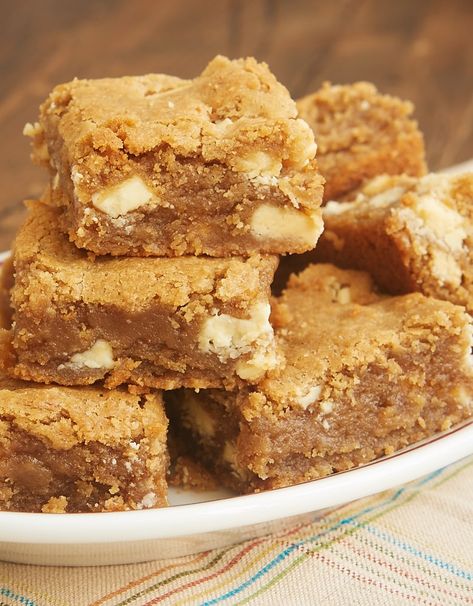 Peanut Butter White Chocolate Blondies Pecan Blondies, Blondies Recipe Easy, Butterscotch Brownies, Peanut Butter White Chocolate, Brownie Vegan, White Chocolate Blondies, Chewy Brownies, Blondies Recipe, Peanut Butter Chips