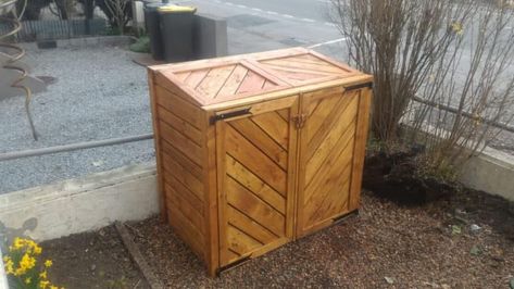 Pallet Trash Bin Shed / Armoire Cache-poubelles • 1001 Pallets Pallet House Plans, Pallet Light, Pallet Kids, Repurposed Pallet Wood, Bin Shed, Pallet Barn, Pallet Playhouse, Repurpose Pallets, Pallet Home Decor