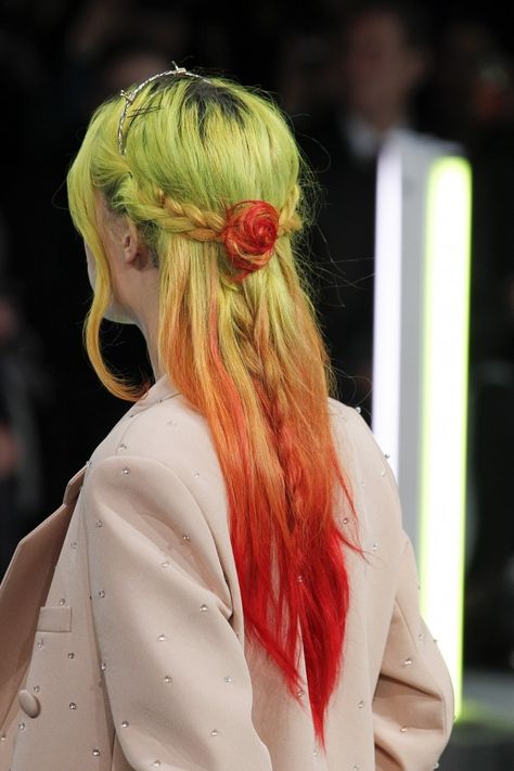 Ombré vert et orange #cheveuxoranges Cheveux Oranges, Yellow Hair Color, Orange Ombre, Fantasy Hair, Colorful Hair, Yellow Hair, Hair Colours, Ombre Hair Color, Mermaid Hair