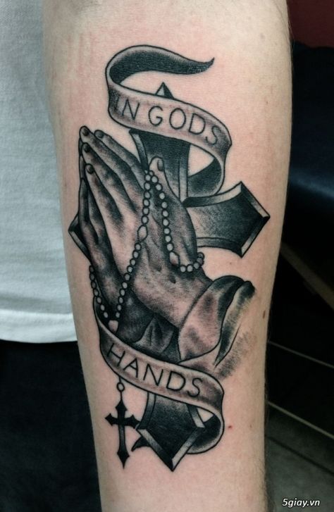 50 Wonderful Praying Hands Tattoo Ideas for Guys Prayer Hands Tattoo, Praying Hands Tattoo Design, Christus Tattoo, Prayer Tattoo, Faith Tattoos, Scripture Tattoos, Tattoo Ideas Males, Tato Salib, Praying Hands Tattoo