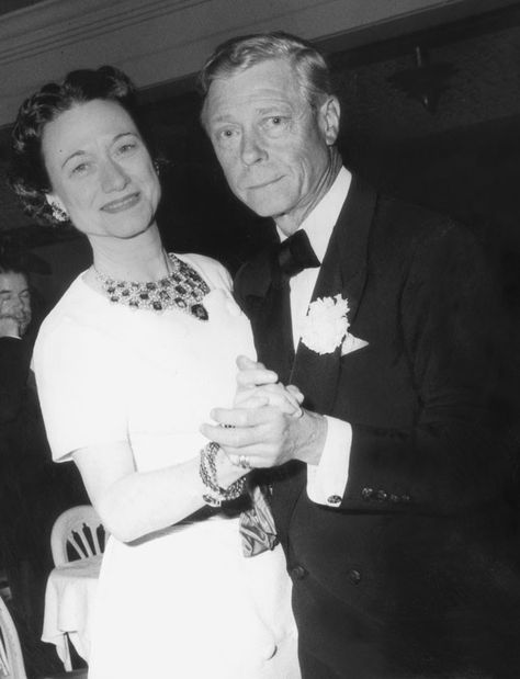 Edward Windsor, Duchess Of Windsor, Vogue British, Wallis Simpson, Edward Viii, House Of Windsor, Harry Winston, British Royalty, Poses For Photos