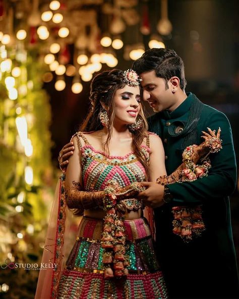 Mehandi Photo, Mehendi Photography Bridal, Haldi Outfit For Bride, Mehendi Photography, Celebrity Art Portraits, Bride Photos Poses, Sangeet Outfit, Bride Photography Poses, Bridal Mehendi Designs