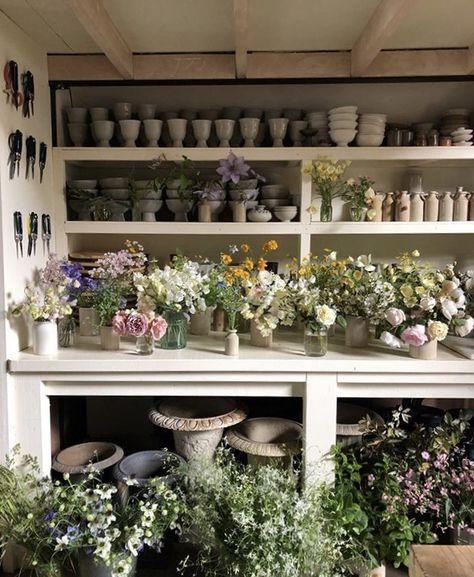 She Shed Flower Shop, Flower Room Ideas, Flower Shop Decor Ideas, Floral Studio Work Spaces, Florist Studio Workspace, Floral Shop Interior, Floristry Workshop, Florist Shop Interior, Flower Arrangement Workshop