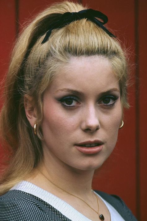 Catherine Denueve, Anna Kournikova, French Cinema, Popular Actresses, Catherine Deneuve, French Actress, Princess Grace, Dark Eyes, Looks Style