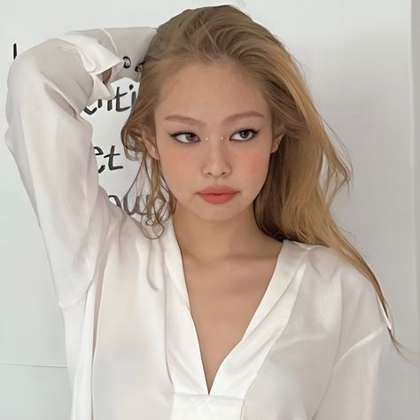 Jennie With Blonde Hair, Jennie Kim Blonde Hair, Jennie No Makeup, Jennie Blonde Hair, Blonde Jennie, Jennie Blonde, Kim Blonde, Ruby Jane, Dirty Blonde Hair