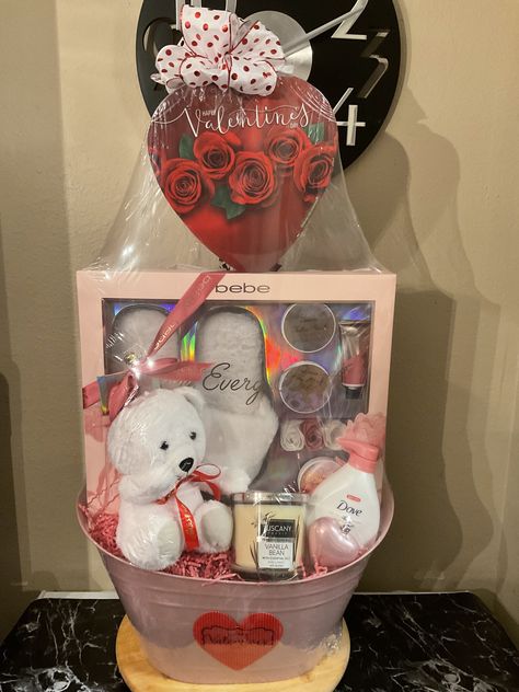 Valentines Gift For Friends Bff, Valentines Gift For Friends, Baskets Diy, Friend Valentine Gifts, Valentine Gift Baskets, Valentine's Day Gift Baskets, Diy Birthday Gifts For Friends, Diy Gift Baskets, Creative Gifts For Boyfriend