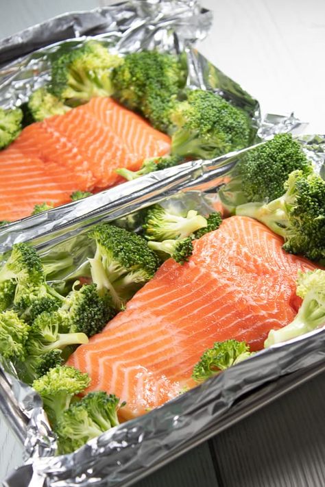 Salmon With Broccoli Recipes, Salmon And Broccoli Foil Packets, Salmon Foil Packets Oven With Broccoli, Salmon And Broccoli Bake, Salmon Foil Packets Oven, Salmon And Broccoli Recipes, Baked Salmon And Broccoli, Garlic Lemon Salmon, Bake Meals