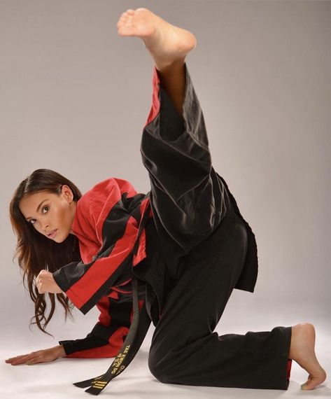 Martial Arts Training Equipment, Aikido Martial Arts, Martial Arts Manga, Leo Howard, Women Karate, Female Martial Artists, Karate Martial Arts, Amazing Gymnastics, Martial Arts Girl