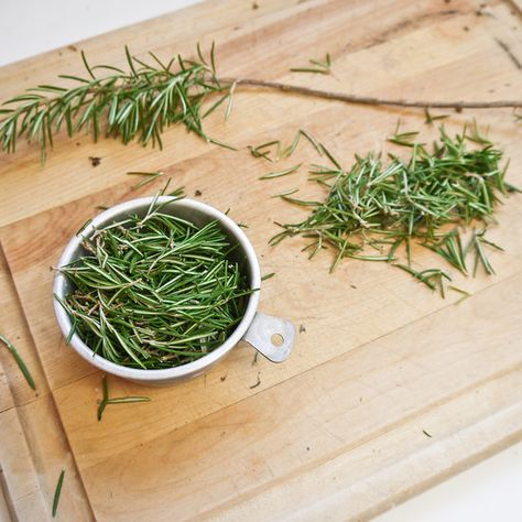 Good Stuff: Homemade Rosemary Infused Oil Essential Oil Spray Recipes, Small Glass Containers, Tattoo Plant, Flat Belly Foods, Aromatic Plant, Rosemary Sprigs, Rosemary Mint, Rosemary Oil, Infused Oils