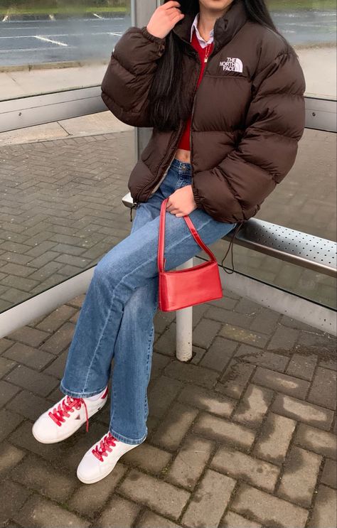 jacket - brown north face puffer( depop )🤎jeans - amazon❤️ sweater vest - ralph lauren🤎 shirt - basic white long sleeve button up school shirt❤️shoes - guess🤎 bag - vintage Retro Nuptse Jacket Outfit, Brown Puffer Jacket Outfit, Brown North Face Puffer, North Face Jacket Outfit, Yg Style, Mission Fits, Northface Puffer Jacket, Brown North Face, Amazon Sweater