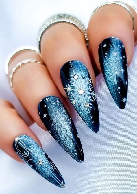 Discover 17 blue Christmas nails for 2024-2025, perfect for winter with stunning glitter, matte, and sparkle designs. These nails are ideal for almond, oval, square, and coffin shapes, offering a chic look with winter sparkle. Whether you prefer short acrylics or natural nails, these designs combine bling, light and dark blues, and elegant white accents to make your holiday season shine. Pretty Nails For Christmas, Frosty Winter Nails, Blue Christmas Nail Art, Snowflakes Nail Art, Christmas Nails Extra, Winter Blue Nail Designs, Nail Winter Designs, Winter Nails Blue And White, Nails Christmas Blue