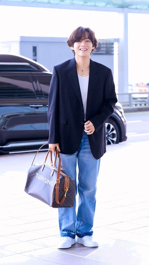 AIRPORT FASHION Airport Fashion Kpop, Bts Airport, Bts Inspired Outfits, Bts V Pictures, K Wallpaper, Street Style Outfits Men, Taehyung Photoshoot, Airport Fashion, Army Girlfriend Style