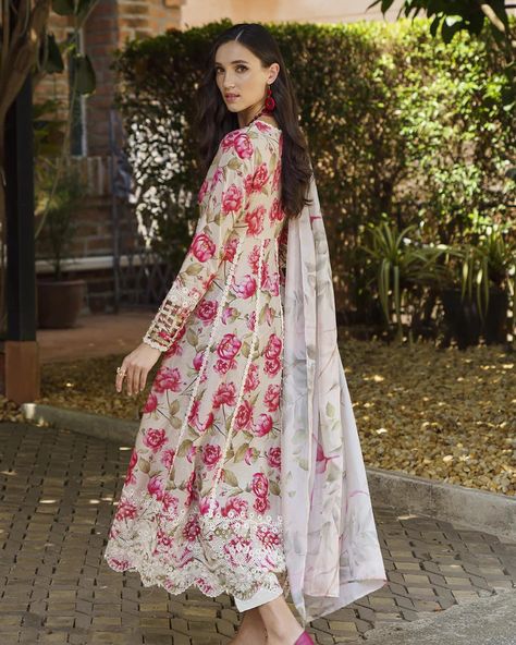 Diy Maxi Dress, Organza Suits, Latest Dress Design, Summer Suit, Salwar Kamiz, Pakistan Fashion, Embroidered Organza, Dresses Chiffon, Pakistani Dress