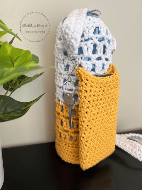 Crochet Bottle Holder With Pocket, Crochet Water Bottle Holder With Pocket, Crochet Water Bottle Holder Pattern Free, Crochet Water Bottle Holder Pattern, Crochet Outdoor, Crochet Bottle Cover, Crochet Water Bottle, Yarn Projects Crochet, Water Bottle Sling