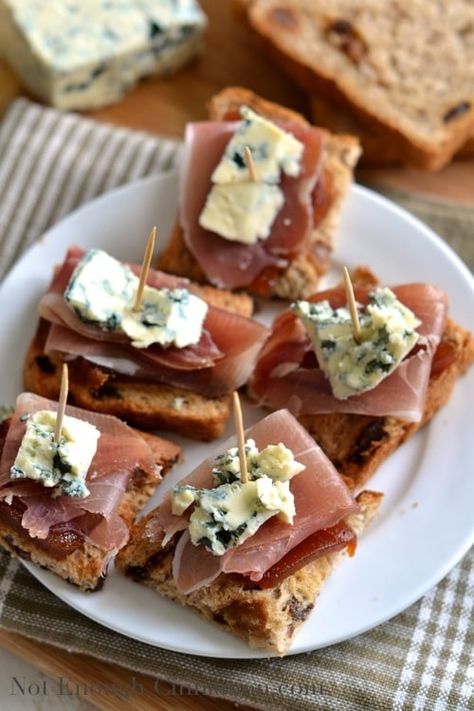 Quince, Prosciutto & Blue Cheese Pintxos | Pintxos (or pinchos) are small snacks, spiked with toothpicks and typically served in Spanish bars in the Basque country. For my Spanish pintxos recipe, I paired sweet quince paste with salty prosciutto and creamy blue cheese served on toasted raisin bread! The perfect appetizer for a Spanish dinner party! #tapas, #Spanish, #easy, #appetizers, #cheese, #basque Pintxos Recipes, Spanish Dinner, Tapas Dinner, Tapas Party, Spanish Appetizers, Pizza Sandwich, Party Sandwiches, Tapas Recipes, Spanish Tapas