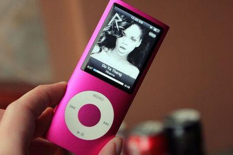 Pink Ipod Ipod 2000s, 2000s Ipod Aesthetic, Ipod Nano Aesthetic, Ipod Aesthetics, Mp3 Aesthetic, Pink Ipod, 2007 Aesthetic, 2014 Vibes, Dimple Piercing