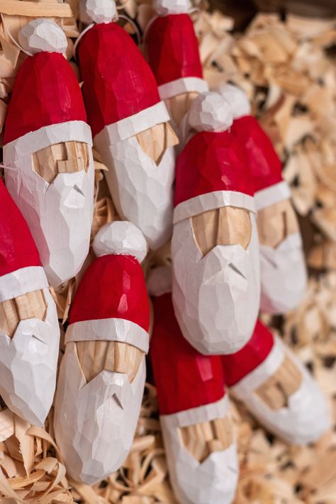 Whittling Christmas Ornaments, Carved Santa Ornaments, Wood Carved Santa Ornaments, Wood Carved Santa, Santa Wood Carving, Christmas Carving Ideas, Wood Carved Christmas Ornaments, Santa Wood Crafts, Snowman Carving