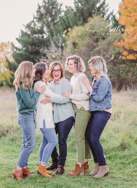 Family Pictures With Adult Children, Large Family Lifestyle Photography, Family Photos Extended Grandparents, Family Photos With Adult Children, Barn Family Photos, Outdoor Family Photos With Grandparents, Adult Family Photography, Photographing Large Families, Adult Family Photos