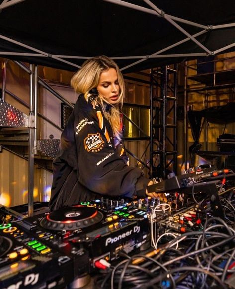 Dj Outfits Female, Female Dj Outfit, Dj Astethic, Dj Girl Aesthetic, Djing Aesthetics, Dj Aesthetic Girl, Female Dj Aesthetic, Girl Dj Aesthetic, Dj Outfit