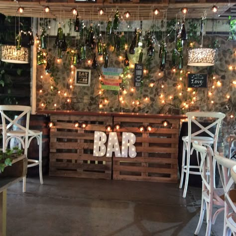 Un bar con estilo rústico Bar Vintage Decoracion, Bar Con Pallet, Tiki Bars Diy, Outdoor Garden Bar, Outdoor Restaurant Patio, Barra Bar, Outside Bar, Outdoor Bars, Diy Outdoor Bar