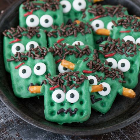 Frankenstein Halloween Pretzels - easy Halloween treat! Snack Halloween, Halloween Pretzels, Halloween Frankenstein, Fun Halloween Treats, Halloween Food Treats, Halloween Treats Easy, Pretzels Recipe, Frankenstein Halloween, Halloween Goodies