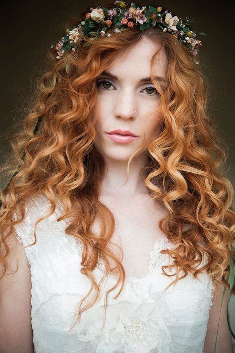 Curly Red Hair Wedding Styles, Redhead Wedding Hairstyles, Wedding Hairstyles Redhair, Curly Hair With Flower Crown, Flower Crown Wedding Curly Hair, Curly Hair Flower Crown, Wedding Hair Flower Crown, Chic Short Hair, Curly Wedding Hair