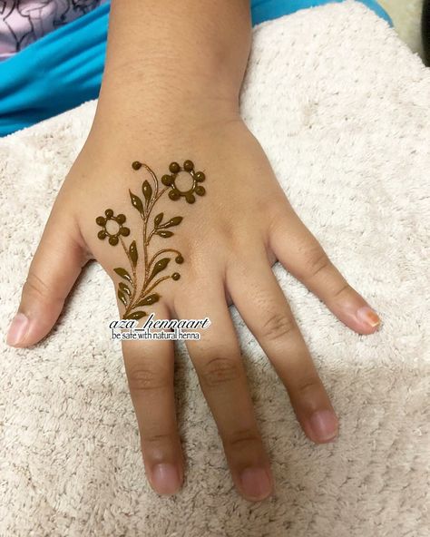 Kids Hina Design, Small Baby Mehndi Design, Simple And Easy Mehndi Designs For Kids, Baby Henna Design, Henna For Baby, Small Kids Mehndi Designs, Baby Girl Mehndi Design, Cute Mehndi Designs For Kids, Henna Designs Kids