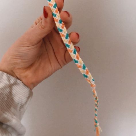 One Color Bracelet, Bracelet Ideas Embroidery, Vsco Bracelet Patterns, Braslet Patterns, Braided Stitch Bracelet Pattern, Easy Bracket Patterns, Color Patterns For Bracelets, Cute String Bracelet Colors, Braided Bracelet Patterns