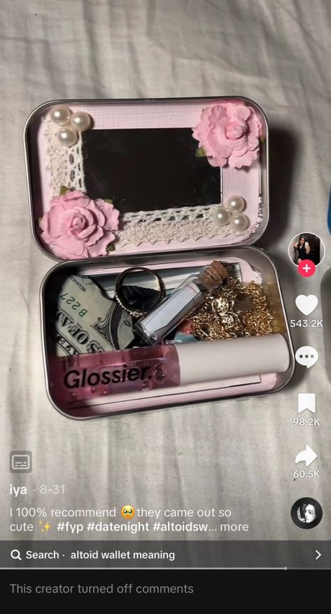 People Are Turning Altoids Mint Tins Into Tiny Metal Wallets And They Are Adorable Tin Diy Ideas, Tin Wallet Ideas, Mint Container Crafts, Mint Box Wallet, Mint Tin Wallet, Altoid Tin Ideas For Boyfriend, Decorated Altoid Tins, Metal Box Ideas, Altoid Tin Gifts