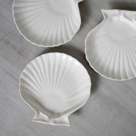 bring some nautical calm to your table with one of these fabulous large white sea shell dishes Party Nibbles, Nibbles For Party, Fake Candles, Seashell Candles, Seaside Theme, Shell Candles, White Sea, Pottery Plates, Beautiful Dishes