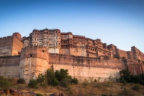 Mehrangarh Fort / Jodhpur Fort near Jodhpur - find timings, best season to visit, time required to visit, distance, near by places, location with route map & directions and photos. Mehrangarh Fort Jodhpur, Chittorgarh Fort, Mehrangarh Fort, Architecture Painting, India Tour, Africa Art, Historical Monuments, Tourist Places, Historical Place