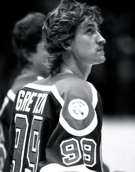 The Great One - Wayne Gretzky Hockey Hall Of Fame, Oilers Hockey, Hockey Pictures, Wayne Gretzky, Nhl Players, Sports Hero, Sports Figures, Edmonton Oilers, Hockey Player