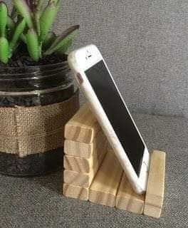 Diy Phone Stand Dollar Tree, Jenga Block Phone Stand, Diy Phone Holder For Desk, Easy Toys To Make, Jenga Diy Crafts, Diy Phone Stand Easy, Jenga Crafts Ideas, Jenga Block Crafts Diy, Jenga Block Crafts Diy Dollar Tree